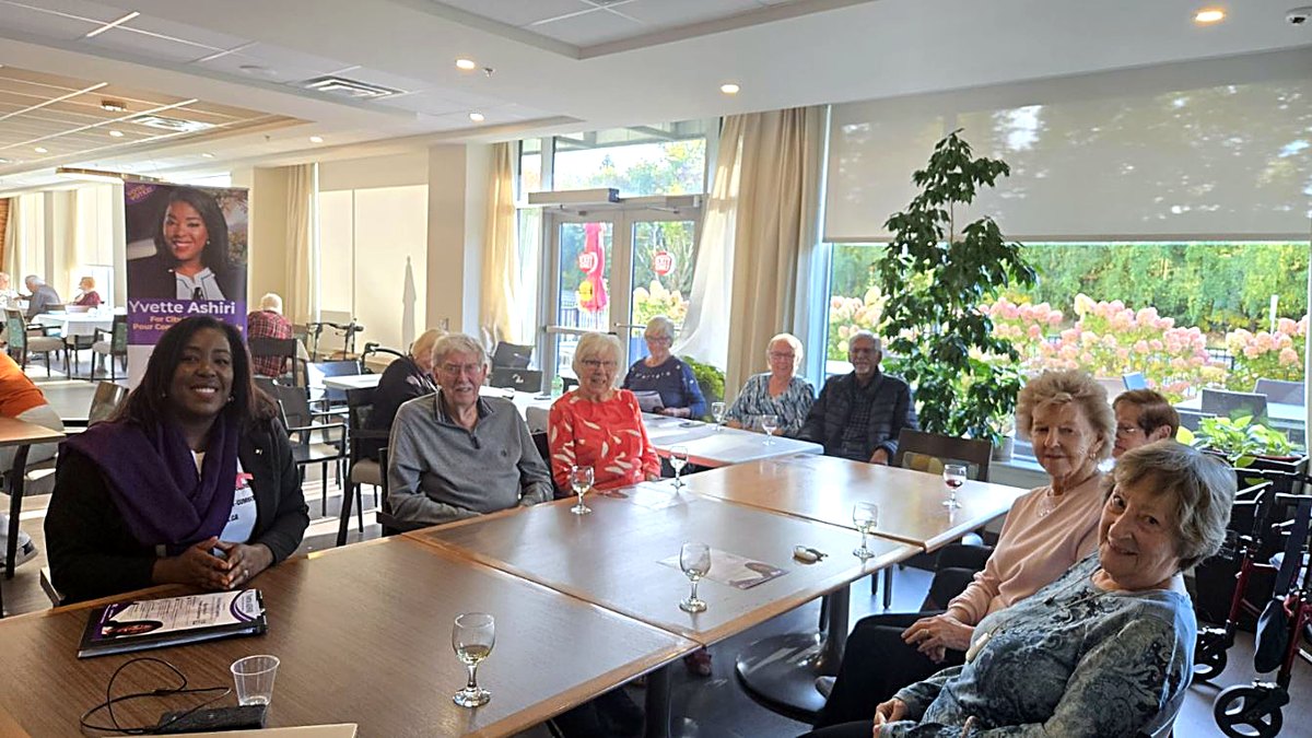 Yvette assise &agrave; la table des r&eacute;sidents de Cogir Senior Living &agrave; Orl&eacute;ans, en pleine conversation
