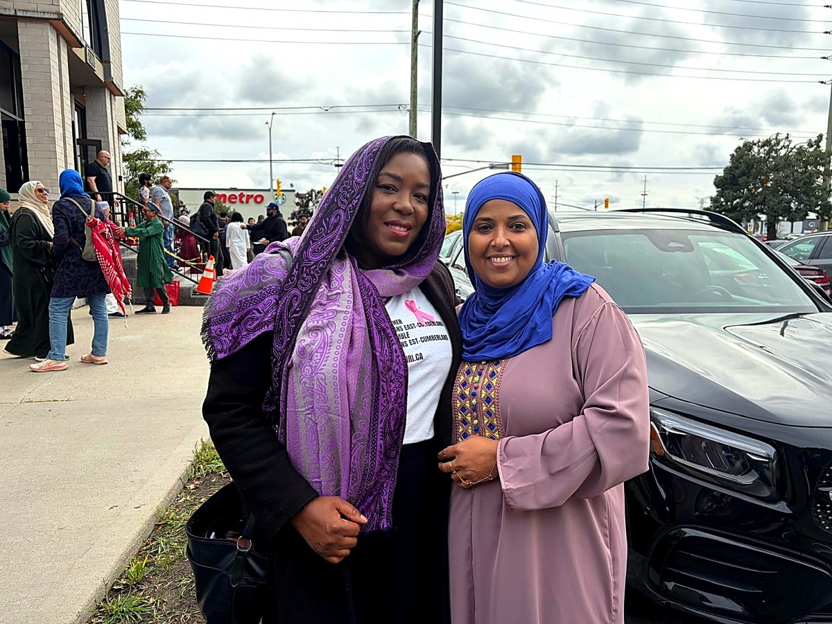 Yvette, foulard mauve, souriante aux c&ocirc;t&eacute;s d'une r&eacute;sidente devant la mosqu&eacute;e Masjid Bilal