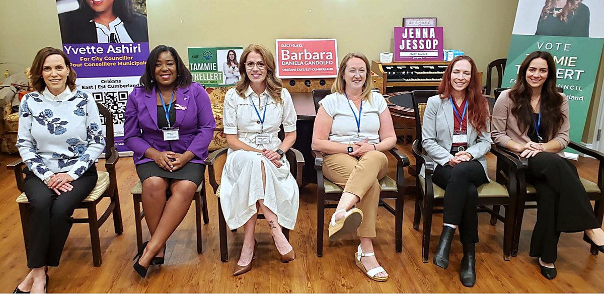 Six candidates assises en panel lors du Caf&eacute; politique des femmes du CFFLO, Yvette au deuxi&egrave;me rang &agrave; gauche en veston mauve